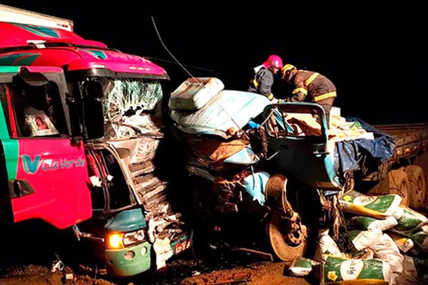 Acidente envolvendo quatro caminhões deixa dois mortos e feridos na BR 365 em Patos de Minas