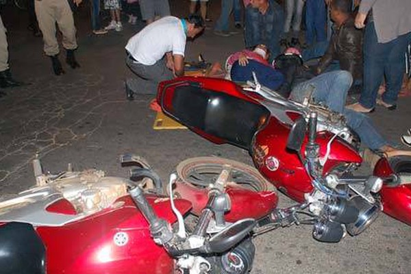 Casais em motocicletas idênticas ficam feridos em acidente perto da Rodoviária