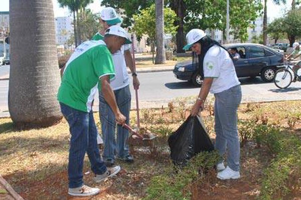 Conserbrás faz faxina na Praça do Coreto em dia nacional de limpeza ambiental