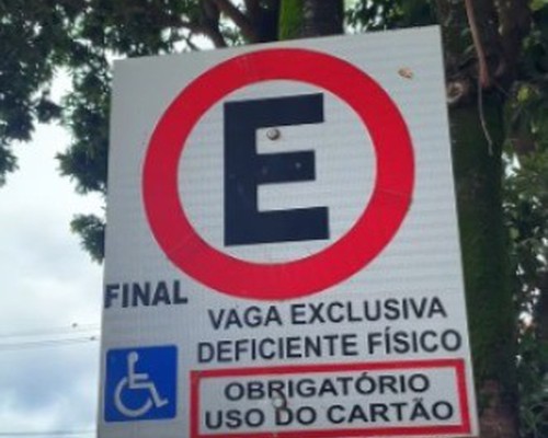 Prefeitura regulamenta estacionamento para pessoas com autismo e mostra como pedir cartão