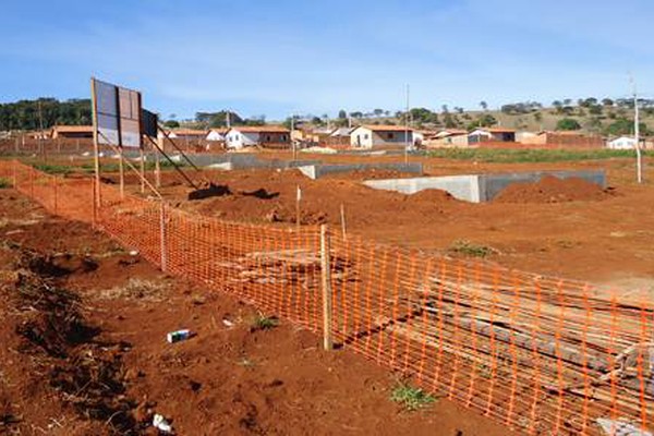 Construção de 100 casas populares no bairro Jardim Esperança é interrompida