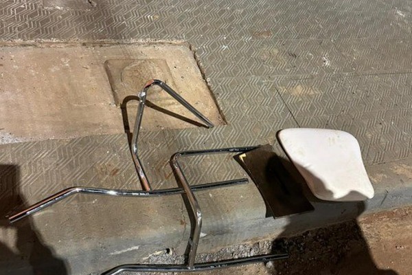 Homem furta cadeira em caminhonete e a quebra em via pública no Centro de Patos de Minas