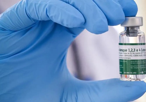 Começa vacinação de 1,2 milhão de profissionais de saúde contra dengue