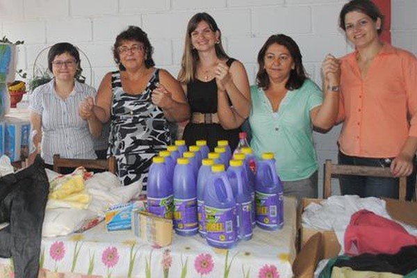 Câmara da Mulher da ACIPATOS leva doações para Casa da Promoção Humana