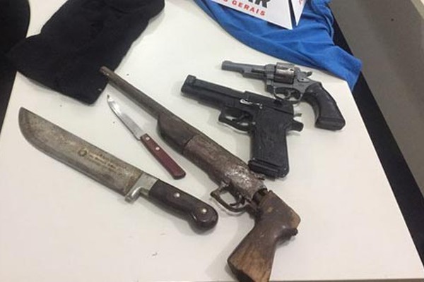 Dois jovens são presos e um menor apreendido com armas de fogo em São Gotardo
