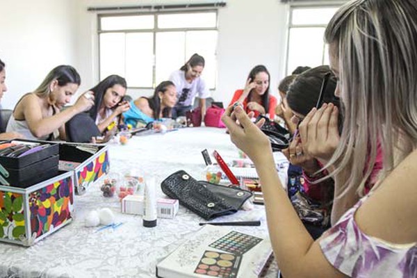 Pré-candidatas a Rainha Nacional do Milho participam de oficina de cabelo e maquiagem