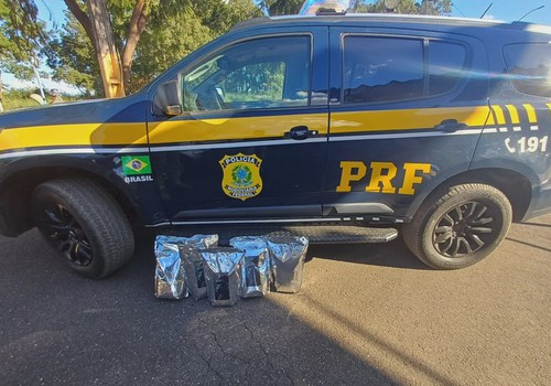 PRF encontra sacos de skunk em porta-malas de carro na BR 365, em Patos de Minas