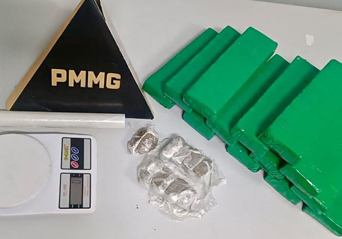 Suspeito de agredir a ex-companheira grávida é preso com barras e tabletes de maconha em Patos de Minas