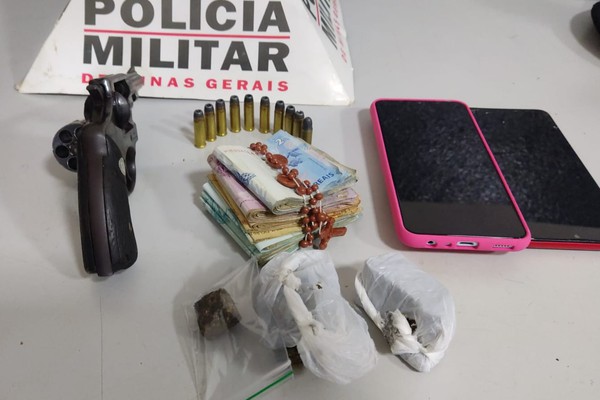 Indivíduos são presos com drogas, arma de fogo e muito dinheiro dentro de carro de aplicativo em Patos de Minas