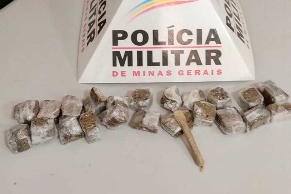 Idoso de 65 anos é preso com vários tabletes de maconha escondidos dentro de casa em Patos de Minas