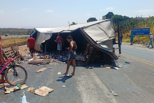 Caminhão carregado com leite tomba na BR-146 e tem carga toda saqueada por moradores