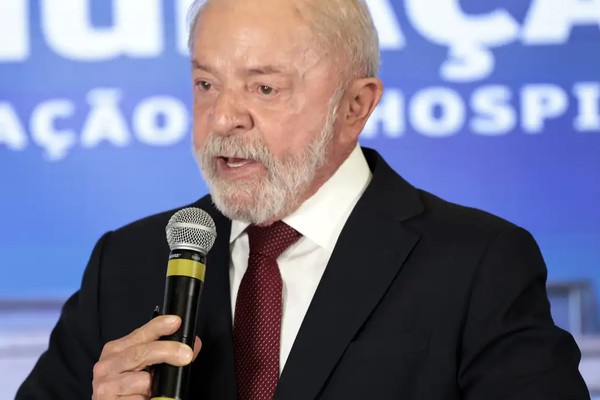 Lula inicia radioterapia após retirada de lesão no couro cabeludo