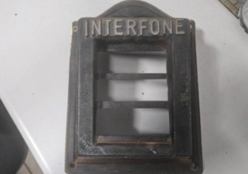 Homem é preso após furtar capas de interfones e números residenciais em Patos de Minas