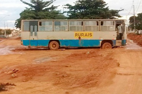 Ônibus destinado ao transporte de trabalhadores rurais atola em via pública de Carmo do Paranaíba
