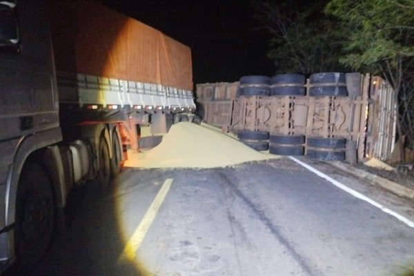 Caminhão apresenta falha mecânica e semirreboque carregado com soja tomba na MG410