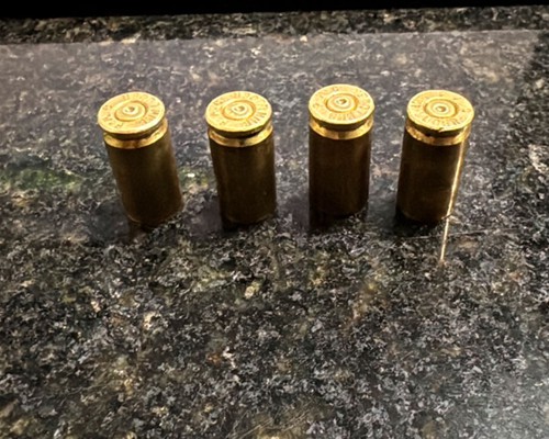 Jovem atira para o alto após se envolver em confusão e foge da polícia pulando muros em Patos de Minas