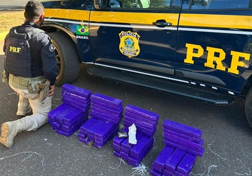 PRF aborda carro em baixa velocidade na BR 365 e encontra porta-malas abarrotado de maconha, haxixe e merla