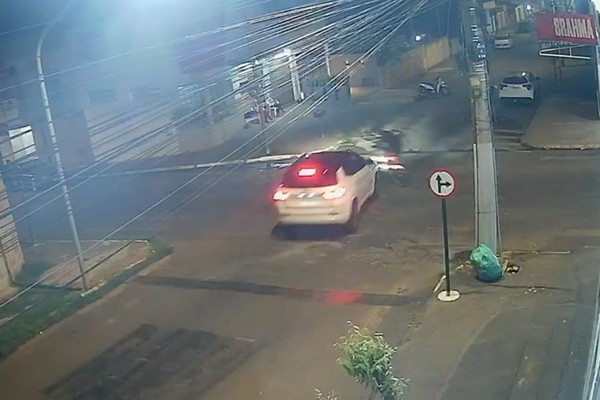 Ciclista é arremessado após ser atingido por carro no Centro de Patos de Minas; veja vídeo
