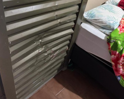 Mãe é agredida com socos, chutes e enforcamentos após pedir que filho diminuísse volume do som