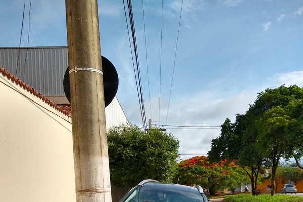 Mais um poste de iluminação pública é quebrado em acidente de trânsito em Patos de Minas