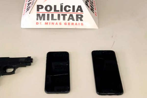 Jovem e adolescentes são presos com simulacro de arma após furto e roubo em Patrocínio