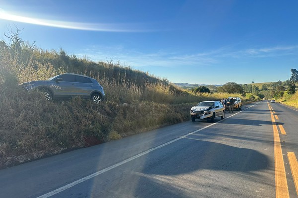 Carro sai da pista e vai parar em barranco após acidente na MGC354, em Presidente Olegário