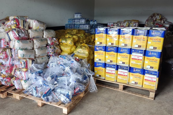 Famílias afetadas pela enchente recebem doações de alimentos, tintas e produtos de higiene e limpeza em Patos de Minas