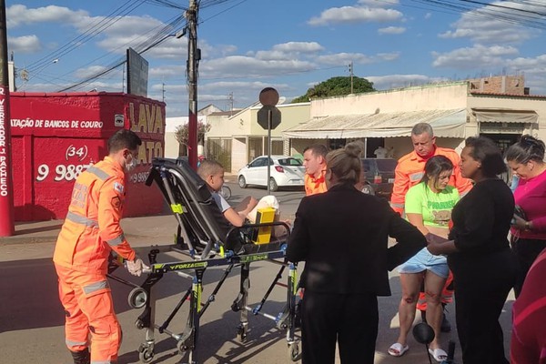 Mãe e filho ficam feridos em acidente após avanço de parada obrigatória em Patos de Minas