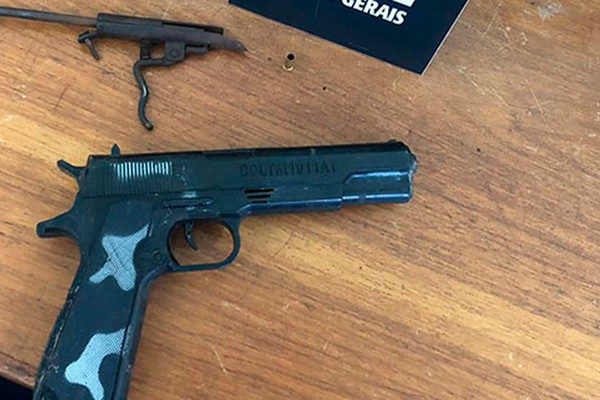 PC de Campos Altos encontra arma, réplica e munição em cumprimento de ordem judicial