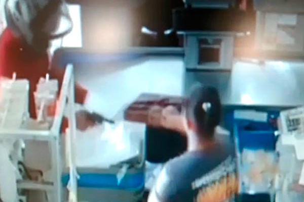Vídeo mostra assaltante se atrapalhando e atirando em funcionária de mercado em Patrocínio