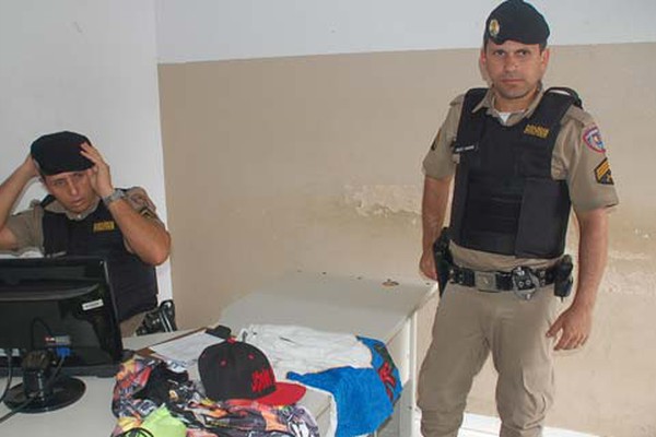 Após furto de dezenas de roupas, jovem é preso por detalhe em botão de bermuda
