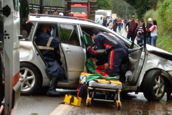 Acidente entre caminhão e veículo de passeio deixa passageira ferida na MGC 354, em Presidente Olegário