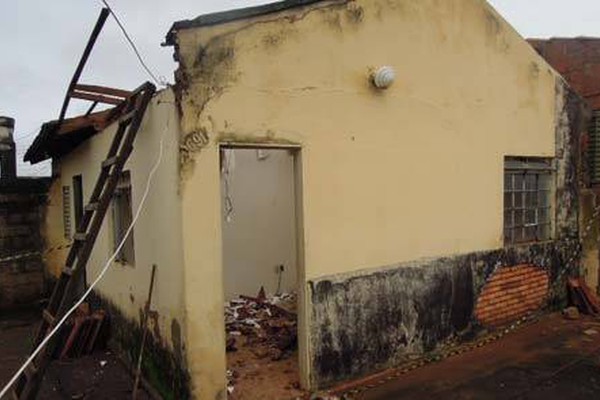Telhado de casa desaba e moradora de 55 anos fica ferida na Vila Garcia