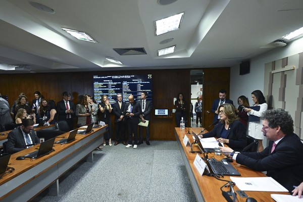 Comissão aprova MP da taxa das blusinhas: texto segue a plenários
