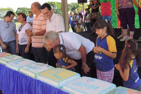 Aniversário de 5 anos do Projeto Integrar tem bolo gigante e muita diversão