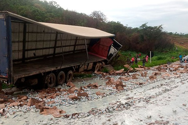 Condutor perde controle devido a pista molhada e acaba tombando veículo em Serra do Salitre