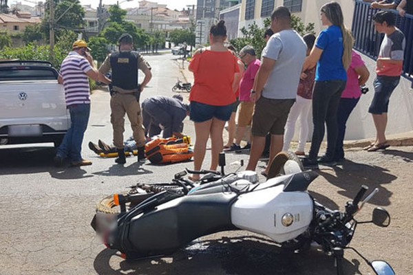Motociclista de 24 anos é socorrido inconsciente após acidente no centro de Patos de Minas