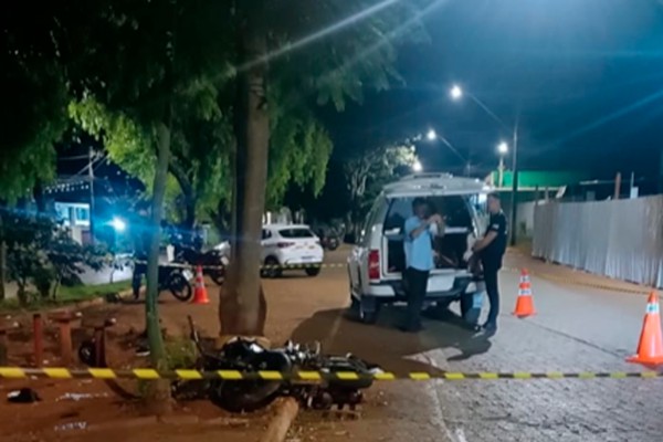 Passageira de moto morre após condutora com sintomas de embriaguez perder o controle e bater em árvore