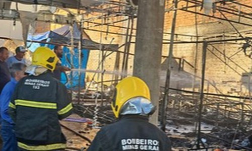 Incêndio destrói barracas de ambulantes, atinge construção e deixa rastro de destruição em Romaria