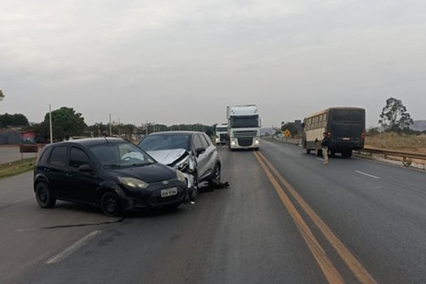 Motorista foge após fazer retorno proibido na BR 365 e causar acidente