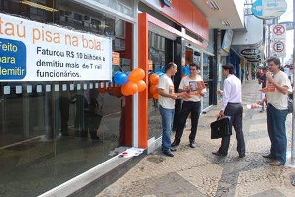 Bancários fazem manifestação em Patos por melhores condições de trabalho