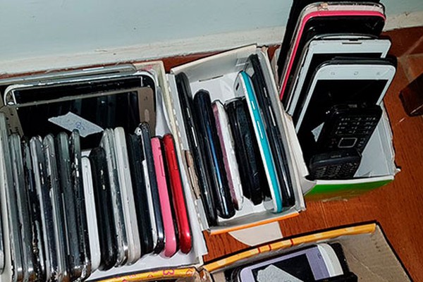 Dezenas de celulares, tablets e notebooks furtados esperam por seus donos na delegacia