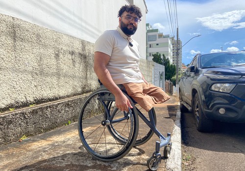 Construção de rampas de acesso abre debate sobre falta de acessibilidade nas calçadas de Patos de Minas