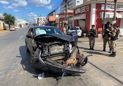 Carro invade loja e criança fica ferida em acidente no Centro de Patos de Minas