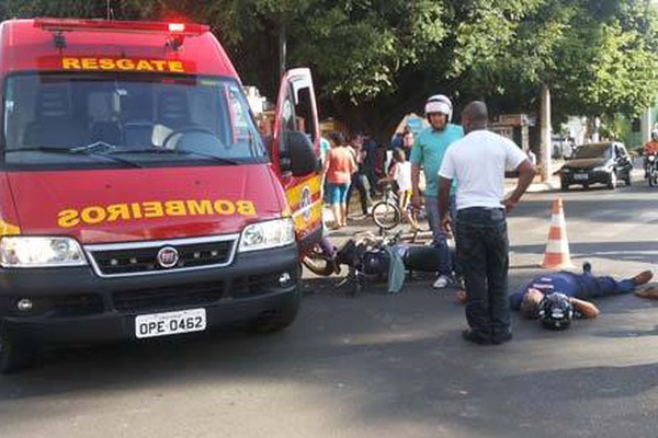 Avanço de semáforo deixa motociclista caído ao solo no Centro de Patos de Minas