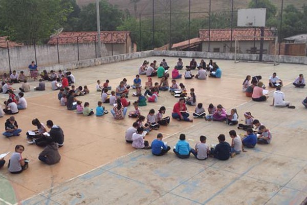 Escola reúne estudantes e faz um mutirão na quadra de esportes para promover a Leitura  
