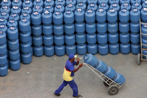 Governo garantirá gás de cozinha gratuito para 17 milhões de famílias