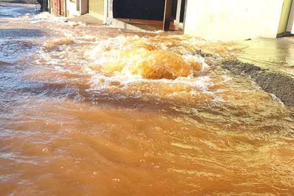 Rede da Copasa estoura na rua Teófilo Otoni e causa prejuízos com enorme vazamento de água