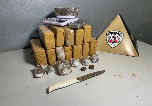 Após denúncias anônimas, polícia encontra 10kg de maconha em casa de idosa em Patos de Minas