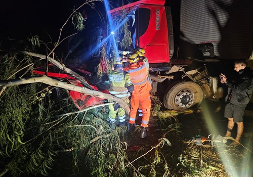 Batida entre caminhão e veículo de passeio deixa feridos na BR 354 e mobiliza bombeiros e Samu